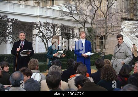 Relazione dei corrispondenti della rete dal Giardino delle Rose della Casa Bianca a Washington, DC prima del presidente degli Stati Uniti Bill Clinton introducendo Janet Reno, procuratore di Stato per Miami-Dade County, Florida, come sua scelta essere il procuratore generale degli Stati Uniti nel Giardino delle Rose della Casa Bianca a Washington, DC l'11 febbraio 1993. Da sinistra a destra: Wold Blitzer, CNN; Andrea Mitchell, NBC News; Susan Spencer, CBS News; e Britt Hume, ABC News.Credit: Howard L. Sachs/CNP | utilizzo in tutto il mondo Foto Stock