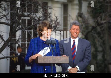 Il presidente degli Stati Uniti Bill Clinton, a destra, presenta il procuratore dello Stato di Janet Reno per Miami-Dade County, Florida, come sua scelta per essere il procuratore generale degli Stati Uniti nel Giardino delle Rose della Casa Bianca a Washington, DC l'11 febbraio 1993. Se confermato, la sig.ra Reno diventerà la prima donna a servire come procuratore generale degli Stati Uniti.Credit: Howard L. Sachs/CNP | utilizzo in tutto il mondo Foto Stock