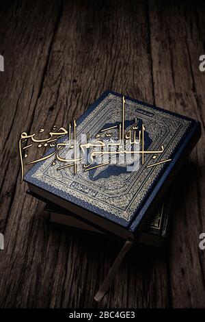 Bismillah (nel nome di Allah) Arte araba con Corano - libro sacro dei musulmani ( pubblico di tutti i musulmani ) . Foto Stock