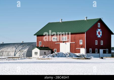 Janesville, Wisconsin, Stati Uniti. Un bel fienile rosso annidato tra la neve al di fuori di Janesville. Wisconsin. Foto Stock