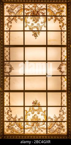 Soffitto, lucernaio o finestra color vetro, al castello Chapultepec, a Città del Messico. Ora conosciuto come il Museo Nazionale di Storia. Foto Stock