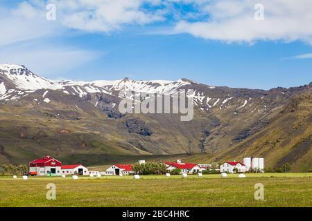 Fattoria di famiglia sotto l'ombra del vulcano Eyjafjallajokull, che ha eruttato nel 2010 Foto Stock