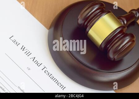 Justice Mallet and Last will and Testament blank document on wooden Court table close up Foto Stock