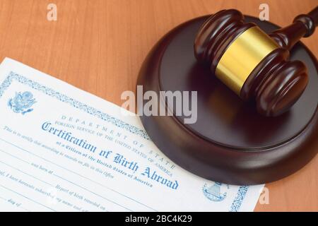 Justice Mallet and United States Certificate of Birth Abroad close up Foto Stock