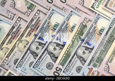 Molte banconote da centocinquanta dollari su una superficie piana di fondo vicina. Vista dall'alto a disposizione piatta. Successo astratto o concetto di business Foto Stock