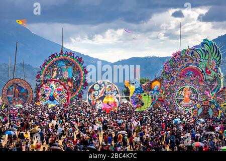 La folla osserva i massicci barriletti di carta al Sumpango Kite Festival il giorno dei morti in Guatemala. Foto Stock