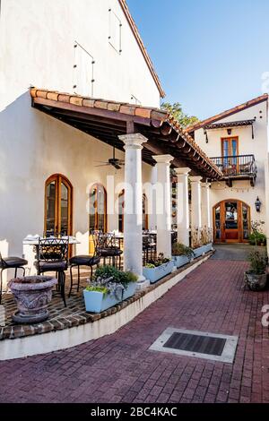 Ristorante vuoto da pranzo su un patio esterno con tavoli e sedie vuoti a Fairhope Alabama, Stati Uniti. Foto Stock