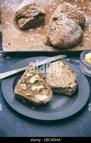 Pane soda fatto in casa su uno sfondo di ardesia Foto Stock