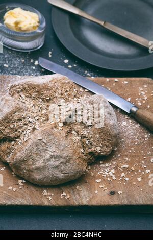 Pane soda fatto in casa su uno sfondo di ardesia Foto Stock