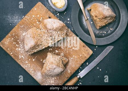 Pane soda fatto in casa su uno sfondo di ardesia Foto Stock