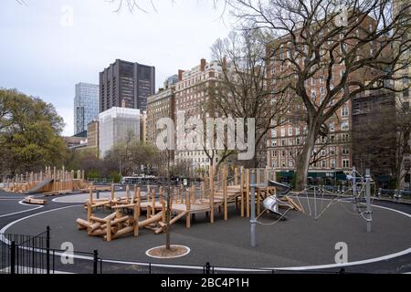 New York, USA, 2 aprile 2020. Un parco giochi vuoto nella quinta strada della città di New York, dopo che il governatore Andrew M. Cuomo ha annunciato che il playgroun di New York City Foto Stock