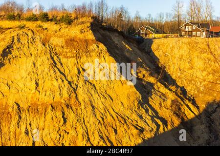 casa su una collina crollo cava erosione canyon Foto Stock