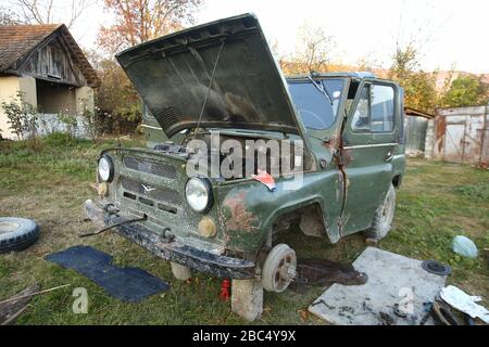 Soviet UAZ SUV su una strada della città .vetro faro di un vecchio retro russo camion SUV All-Terrain khaki colore . Prima dell'UAZ Foto Stock