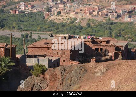 Vista di una valle e tradizionale villaggio berbero Amazzigh vicino Asni nelle montagne dell'Atlante, Marocco. Foto Stock