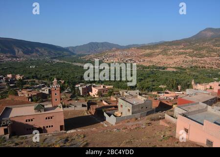 Vista di una valle e tradizionale villaggio berbero Amazzigh vicino Asni nelle montagne dell'Atlante, Marocco. Foto Stock