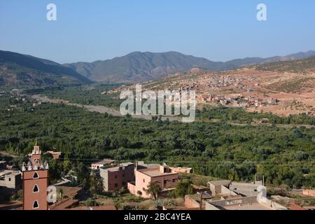 Vista di una valle e tradizionale villaggio berbero Amazzigh vicino Asni nelle montagne dell'Atlante, Marocco. Foto Stock