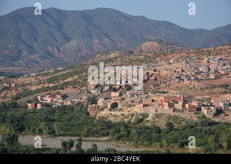 Vista di una valle e tradizionale villaggio berbero Amazzigh vicino Asni nelle montagne dell'Atlante, Marocco. Foto Stock