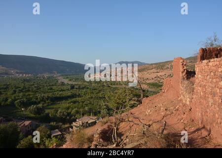 Vista da una casa in rovina su un punto panoramico sopra una valle in un villaggio berbero Amazzigh vicino ad Asni, nelle montagne dell'Atlante del Marocco. Foto Stock