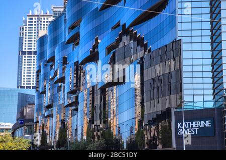 Johannesburg, Sud Africa, 31 Gennaio - 2020: Facciata in vetro a forma di onda sull'edificio degli uffici aziendali. Foto Stock