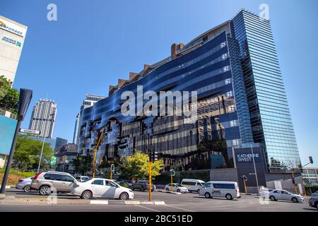 Johannesburg, Sud Africa, 31 Gennaio - 2020: Facciata in vetro a forma di onda sull'edificio degli uffici aziendali. Foto Stock