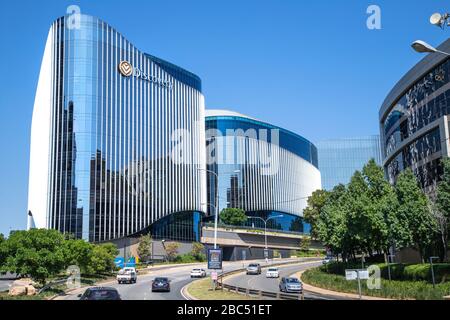 Johannesburg, Sud Africa, 31 Gennaio - 2020: Edificio aziendale con facciata in vetro curva. Foto Stock
