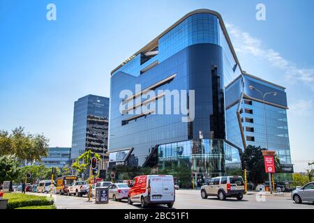 Johannesburg, Sud Africa, 31 Gennaio - 2020: Edificio aziendale con facciata in vetro curva. Foto Stock