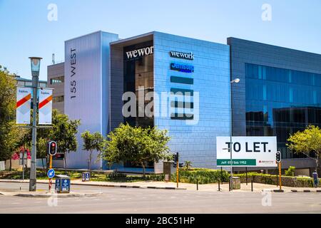 Johannesburg, Sudafrica, 31 gennaio - 2020: Edificio di uffici aziendali rivestito in vetro con spazio di lavoro condiviso. Foto Stock