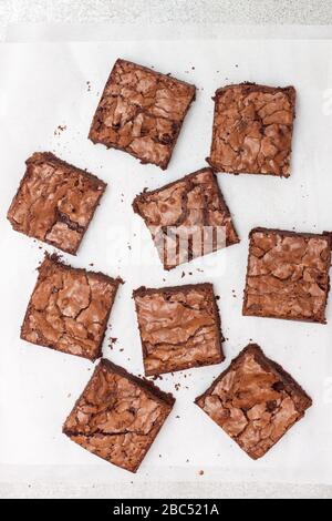 Brownie al cioccolato appena sfornato, tagliate in nove pezzi quadrati. Primo piano Foto Stock