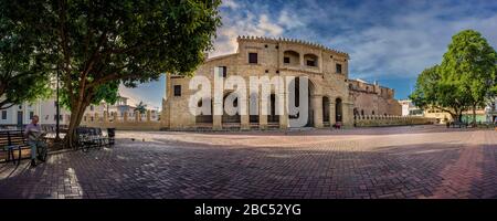 Facciata della Basilica Cattedrale di Santa María de la Encarnación, Santo Domingo, Repubblica Dominicana Foto Stock