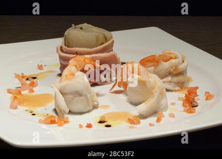 Piatto fusion cuisine - gamberi, pesce, carote Foto Stock