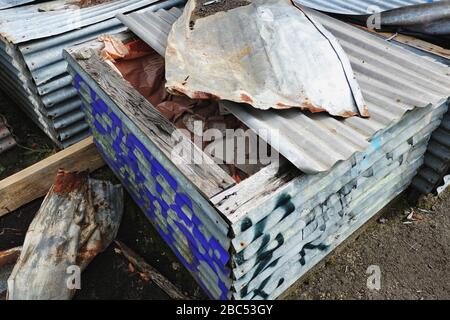 Amianto da pulizia e bonifica del sito industriale, materiale pericoloso immagazzinato in loco in casse di ferro ondulato di produzione presso i Maltings, OH&S, NSW Foto Stock