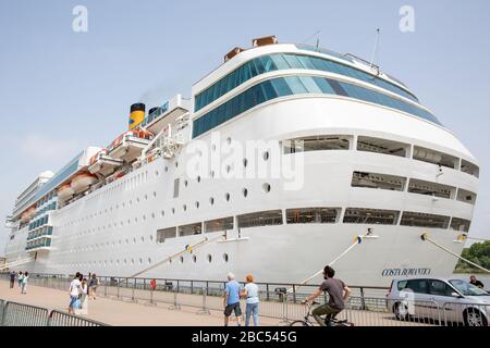 Bordeaux , Aquitaine / France - 03 03 03 2020 : nave da crociera costa romantica nel porto di Bordeaux Francia Foto Stock