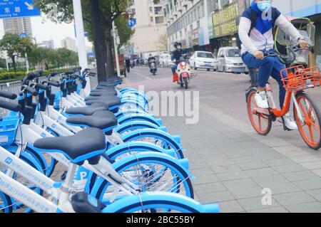 Shenzhen, Cina: Nuovo Ciao biciclette sulla strada, si può guidare senza un deposito Foto Stock