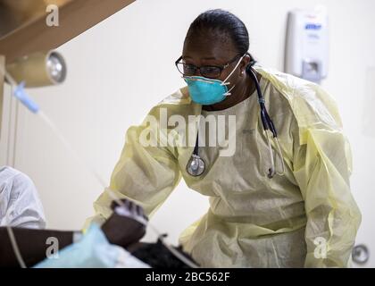 LOS ANGELES (1 aprile 2020), j.g. Nichelle Bryant, di Palatka, Fl., tratta un paziente a bordo della nave ospedaliera USNS Mercy (T-AH 19). La misericordia si è schierata a sostegno degli sforzi di risposta del COVID-19 della nazione, e servirà come ospedale di riferimento per pazienti non-COVID-19 attualmente ammessi agli ospedali a terra. Ciò consente agli ospedali della base costiera di concentrare i loro sforzi sui casi COVID-19. Una delle missioni del Dipartimento della Difesa è il sostegno alla Difesa delle autorità civili. DoD sostiene l'Agenzia federale per la gestione delle emergenze, l'agenzia federale di direzione, nonché la sanità pubblica, locale e statale Foto Stock