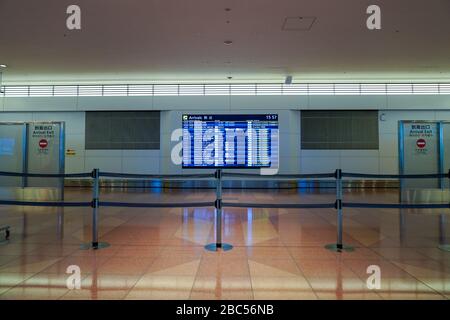 Tokyo, Giappone. 3rd Apr, 2020. Una vista generale dell'area degli arrivi all'Aeroporto Internazionale di Tokyo. Il nuovo divieto di ingresso imposto dal Giappone a partire da oggi si estenderà ai cittadini stranieri che viaggiano da 73 paesi e regioni, tra cui Stati Uniti, Canada, Regno Unito, oltre alla maggior parte dell'Europa e della Cina, nel tentativo di combattere la diffusione del COVID-19 in Giappone. Credito: AFLO/Alamy Live News Foto Stock