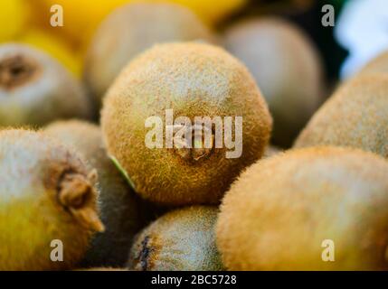 frutta fresca in primo piano all'interno del mercato italiano Foto Stock