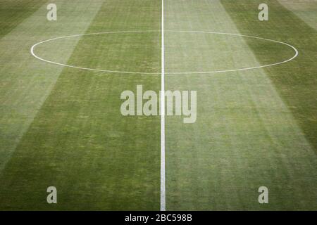 Immagine di primo piano del campo da calcio verde erba naturale, campo da calcio, struttura sportiva della squadra, vista dall'alto Foto Stock