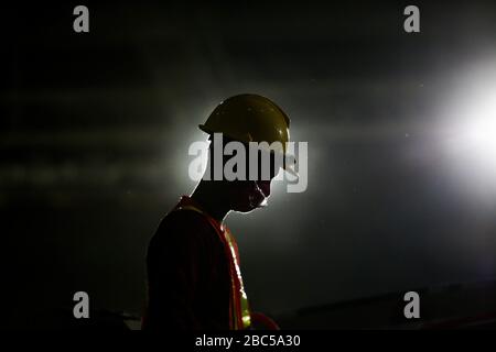 Manila. 3rd Apr, 2020. Un operaio edile che indossa una maschera facciale lavora al Rizal Memorial Coliseum che viene convertito in un luogo di quarantena per contenere la diffusione del nuovo coronavirus a Manila, nelle Filippine, il 3 aprile 2020. Credito: Rouelle Umali/Xinhua/Alamy Live News Foto Stock