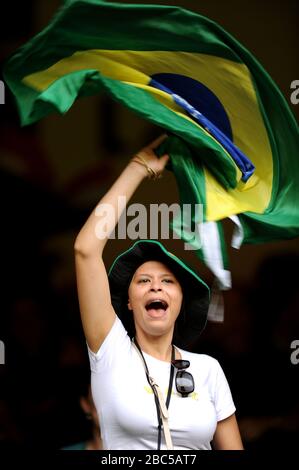 Un fan del Brasile mostra il suo sostegno negli stand prima della partita Brasile / Egitto, Mens Football, First Round, Gruppo C al Millennium Stadium di Cardiff. Foto Stock