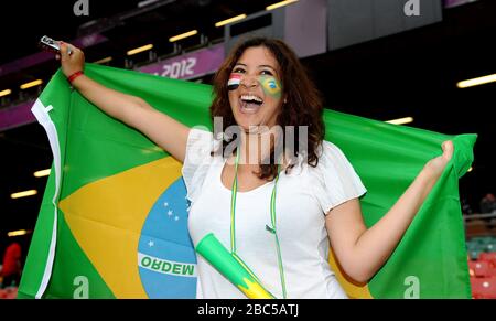 Un fan del Brasile mostra il suo sostegno negli stand prima della partita Brasile / Egitto, Mens Football, First Round, Gruppo C al Millennium Stadium di Cardiff. Foto Stock