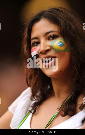 Un fan del Brasile mostra il suo sostegno negli stand prima della partita Brasile / Egitto, Mens Football, First Round, Gruppo C al Millennium Stadium di Cardiff. Foto Stock