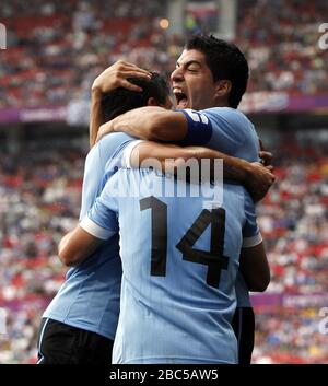 Luis Suarez (centro) dell'Uruguay festeggia con il marcatore obiettivo Nicolas Lodeiro (14) e Ramon Arias (a sinistra) durante gli Emirati Arabi Uniti / Uruguay, Mens Football, First Round, Group A match a Old Trafford, Manchester. Foto Stock