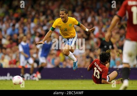 Il Romulo del Brasile è fouled dall'Egitto Saleh Gomaa durante il Brasile contro l'Egitto, il calcio di Mens, primo giro, il fiammifero del gruppo C al Millennium Stadium, Cardiff. Foto Stock