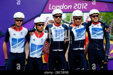 Chris Froome, Mark Cavendish, David Millar, Bradley Wiggins e Ian Stannard prima della gara di strada maschile Foto Stock