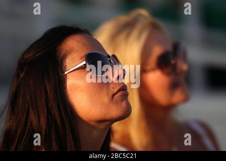 Racegoers immergiti nell'atmosfera di Epsom Downs Foto Stock