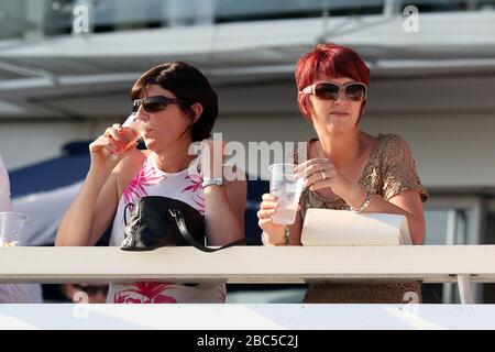 Racegoers immergiti nell'atmosfera di Epsom Downs Foto Stock