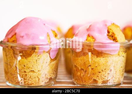 Cupcake vegani in un vasetto con crema di lamponi e glassa di formaggio Foto Stock