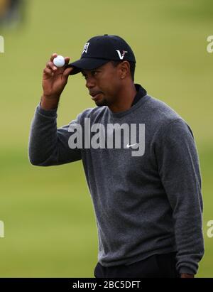 Tiger Woods degli Stati Uniti riconosce la folla dopo la sua messa sulla 7th Foto Stock