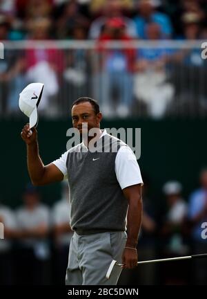 Tiger Woods degli Stati Uniti riconosce la folla dopo aver concluso il suo giro sulla 18th Foto Stock