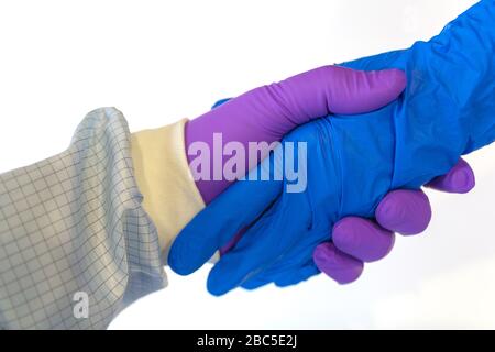 agitare a mano in guanti blu e viola isolati su bianco sfondo Foto Stock